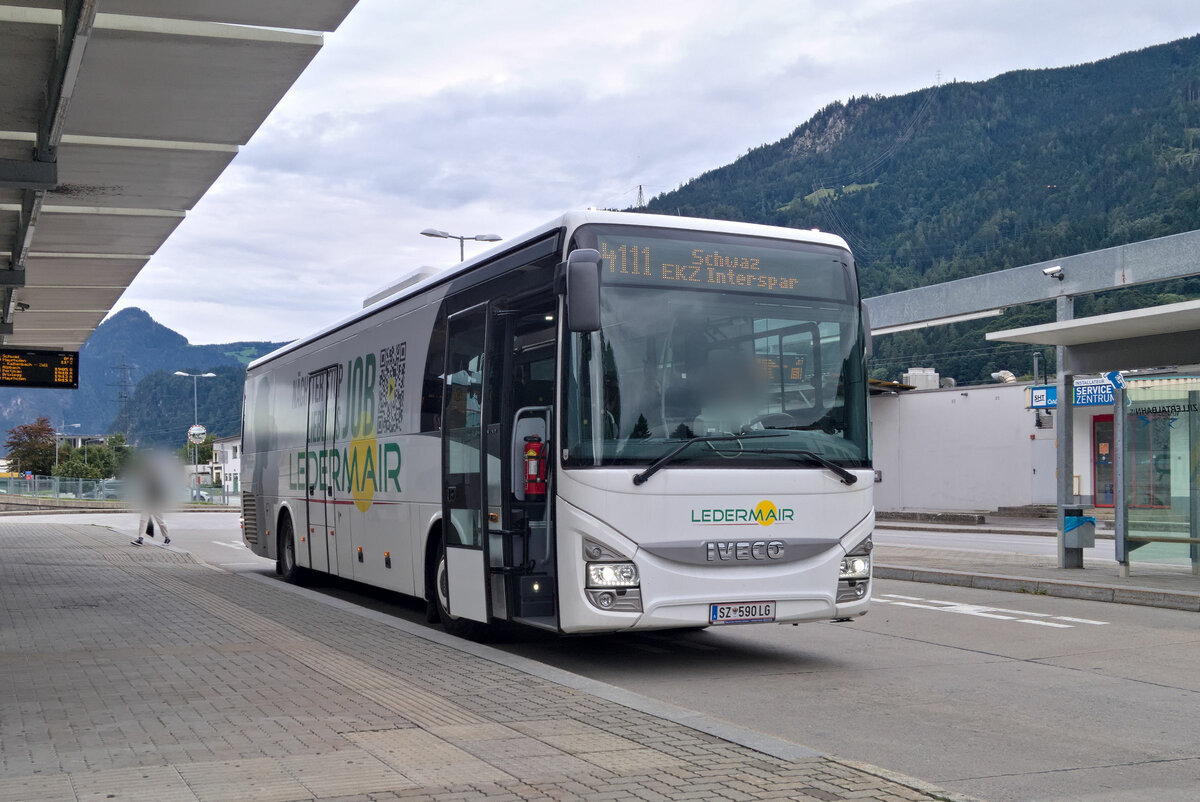 Iveco-Irisbus Crossway von Ledermair (SZ-590LG) als Linie 4111 an der Haltestelle Jenbach Bahnhof. Aufgenommen 30.8.2023.