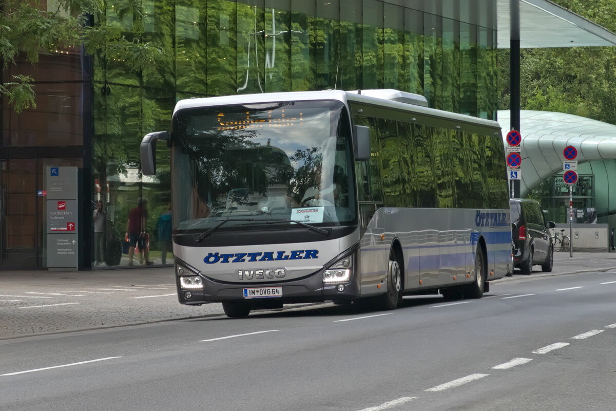 Iveco-Irisbus Crossway von Ötztaler (IM-OVG64) als Shuttle für die Radsportveranstaltung Crankworx in Innsbruck, Congress. Aufgenommen 23.6.2023.