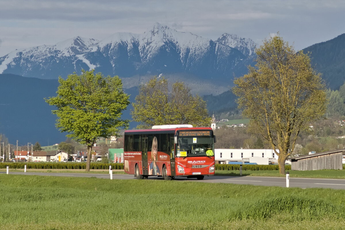 Iveco-Irisbus Crossway von Postbus (BD-15111) als Schienenersatzverkehr Telfs - Ötztal in Silz, Tiroler Straße. Aufgenommen 26.4.2023.