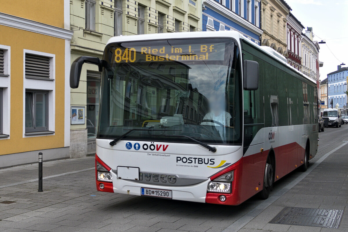 Iveco-Irisbus Crossway von Postbus (BD-15290) als Linie 840 in Ried i.I. Bahnhofstraße. Aufgenommen 30.5.2023.