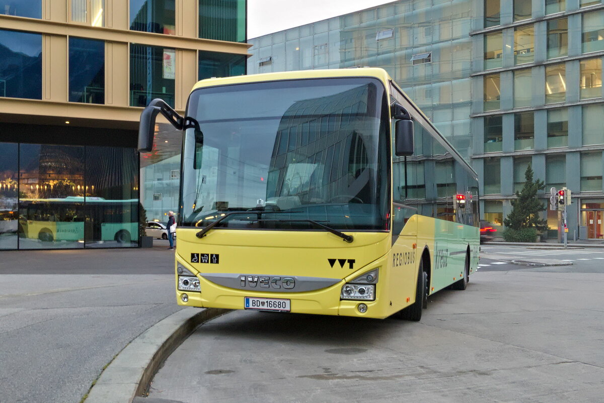 Iveco-Irisbus Crossway von Postbus (BD-16680) am Busbhf. Innsbruck. Aufgenommen 4.10.2023.