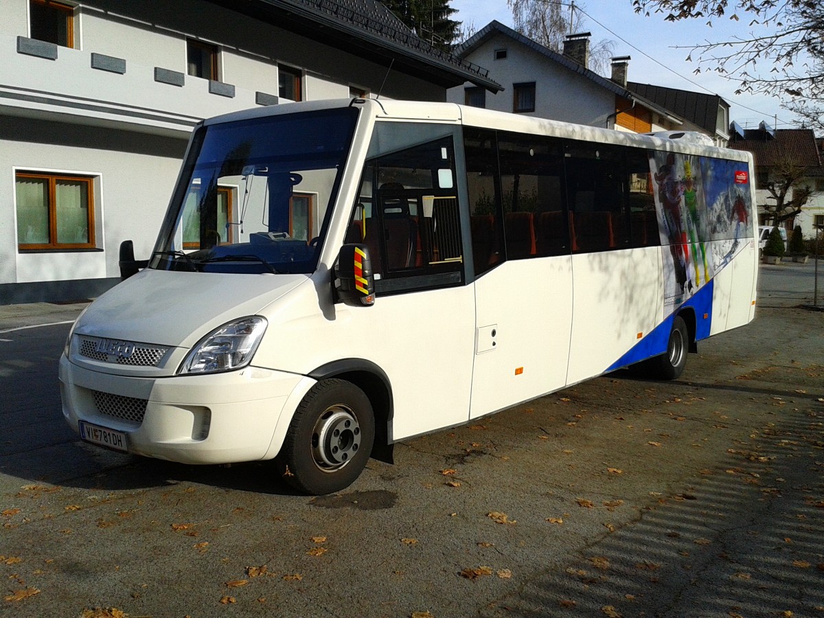Iveco-Kleinbus der OGV am 14.11.2015 an der Haltestelle Dellach im Drautal Gemeinde. Da die Kfl. 5021 wie viele andere Buslinien in Kärnten nur noch an Schultagen bedient wird, heißt es für den Bus bis Montag hier zu warten, dann wird er den Kurs um 06:31 Uhr nach Greifenburg Gemeindeamt übernehmen.