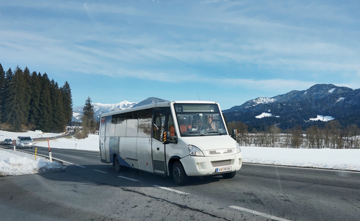 IVECO-Kleinbus der OGV unterwegs auf der Kfl. 5021 als Kurs 33 (Kleblach-Lind Bahnhst. - Oberdrauburg Bahnhof). Aufgenommen am 4.3.2016 bei der Ortseinfahrt von Berg, nahe der Haltestelle Berg im Drautal Lassin. Dieser Kurs hat als einziger noch einen Laufweg um den Ort Berg herum und bedient somit auch als einziger in Richtung Oberdrauburg die Haltestelle Lassin.
