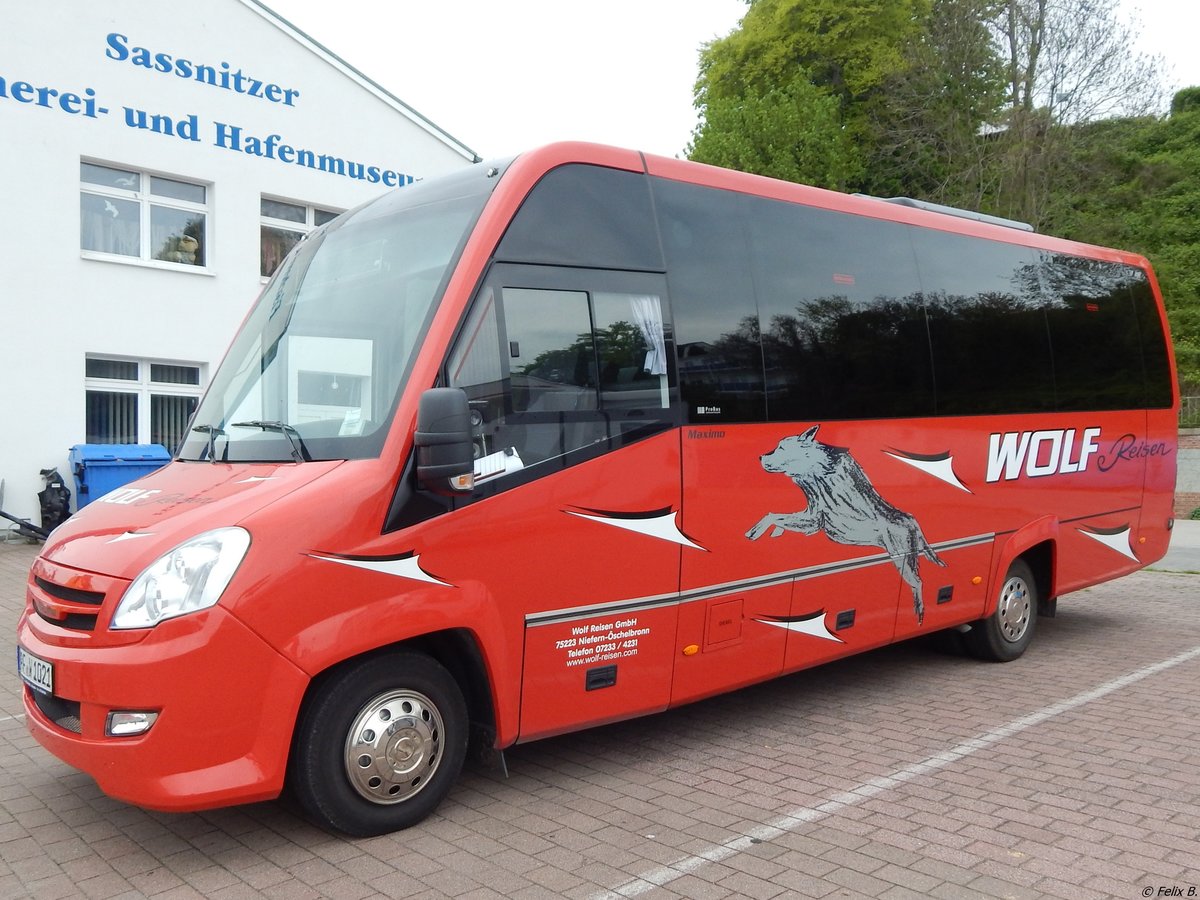 Iveco Probus Maximo von Wolf Reisen aus Deutschland im Stadthafen Sassnitz am 09.05.2015