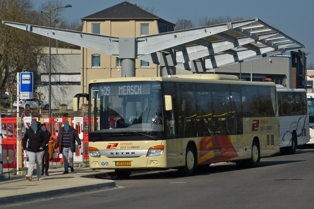 JC 6023, Setra S 415 LE, von Josy Clement hat die Bushaltestelle in Mersch erreicht. 09.03.2022