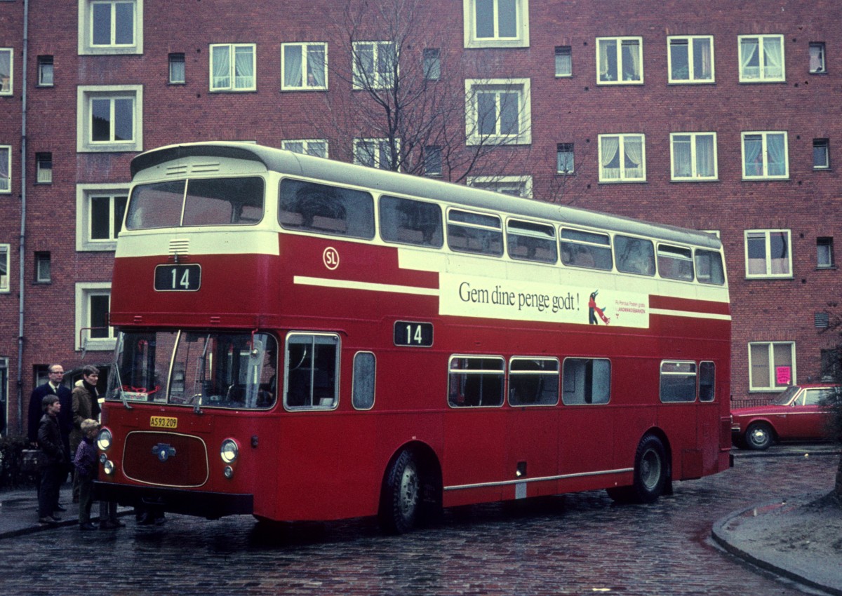 København / Kopenhagen KS Buslinie 14 (Leyland) Vanløse, Jydeholmen am 22. April 1970. - Bei den Verkehrsbetrieben in Stockholm, SL, hatten die Kopenhagener Strassenbahnen zwei Doppeldeckerautobusse geliehen, um solche Busse im Kopenhagener Verkehr zu erproben.