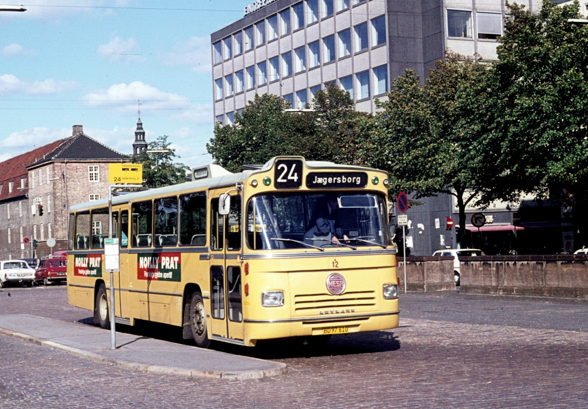 København / Kopenhagen: NESA Buslinie 24 (Leyland/DAB-LIDRT 12/4 12) Nørre Voldgade / Nørreport station (: Bahnhof Nørreport) am 27. Juli 1974. 