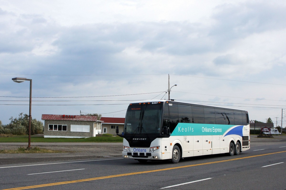 Kanada / Québec: Ein Bus des Herstellers Prevost, unterwegs in Richtung Rivière-du-Loup, aufgenommen in Saint-Ulric, in der Nähe von Matane. Aufgenommen im September 2014. 