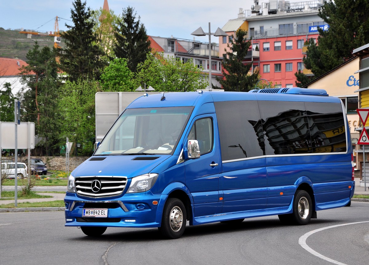 Kleinbus Mercedes Sprinter aus Wien im April 2015 in Krems