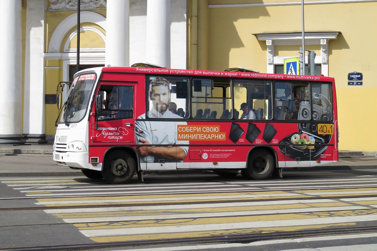 Kleiner PAZ-3204-Bus am Sennaja Ploschad in St. Petersburg, 12.8.17