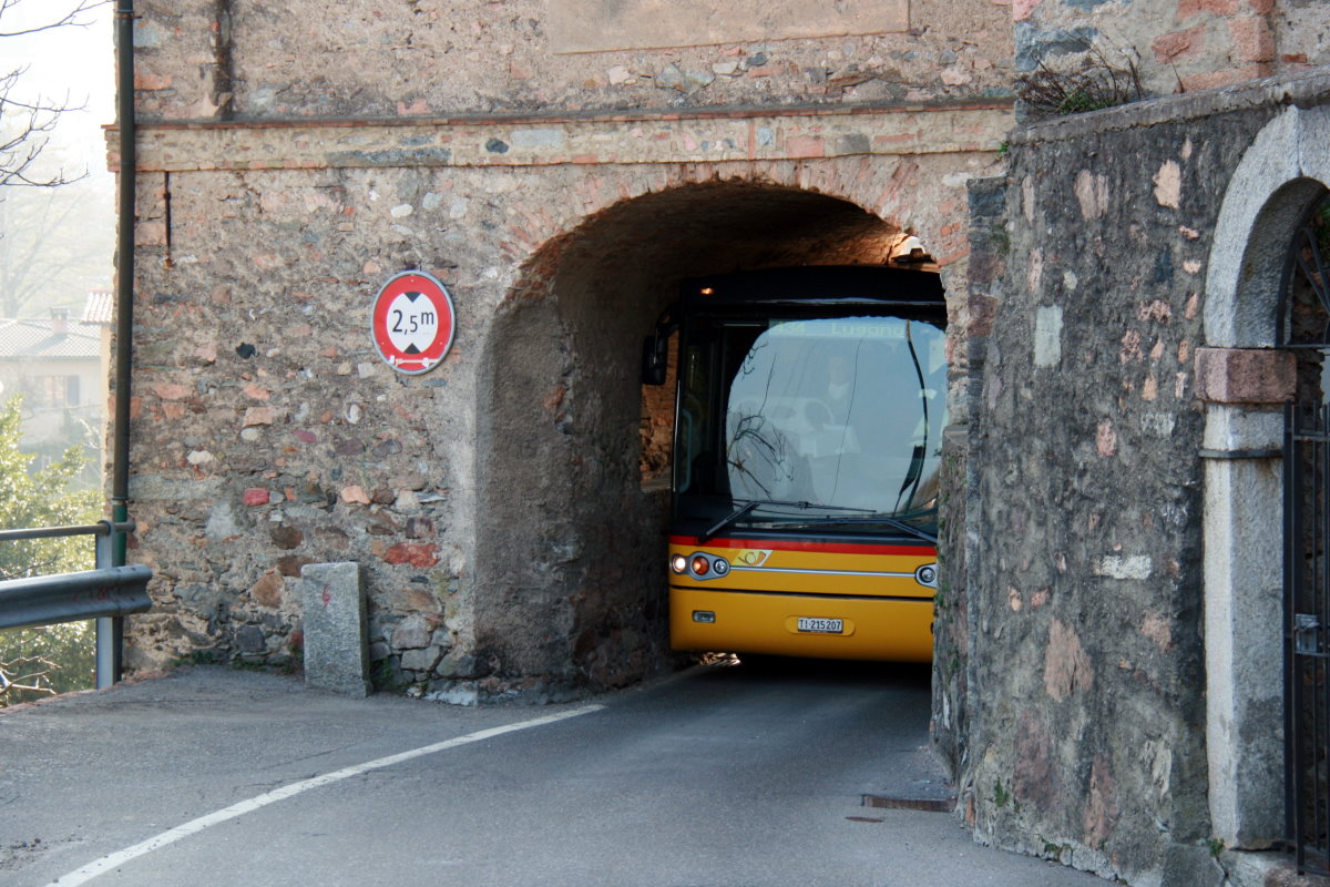 Kratzt der Spiegel an der Mauer oder nicht? Ein RizziBus/Mauri Carro Alpino Postauto im Torbogen von Carona. Postautokurs 62.434 Carona - Lugano; 08.03.2014