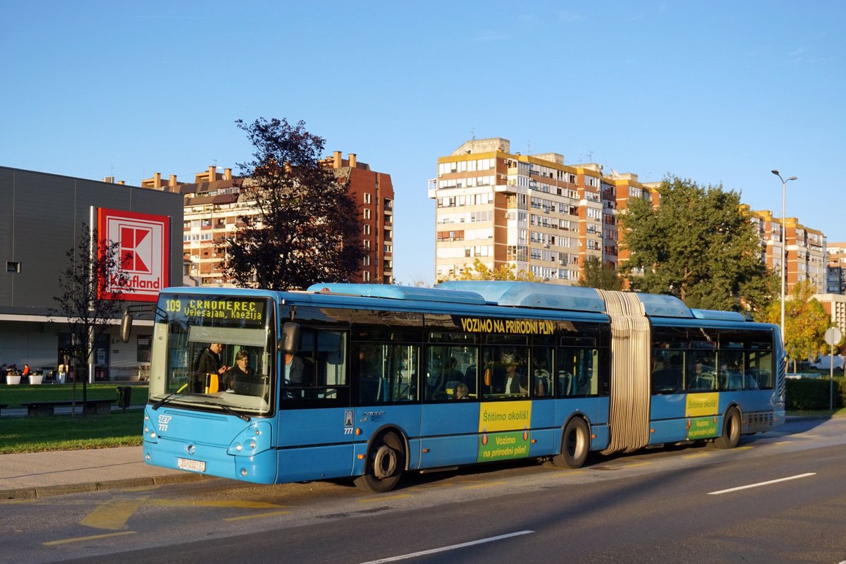 Kroatien / Bus Zagreb / Autobus Zagreb / Zagrebački Električni Tramvaj (ZET): Irisbus Citelis 18M CNG - Wagen 777, aufgenommen im Oktober 2017 an der Haltestelle  Sopot  im Stadtgebiet von Zagreb.