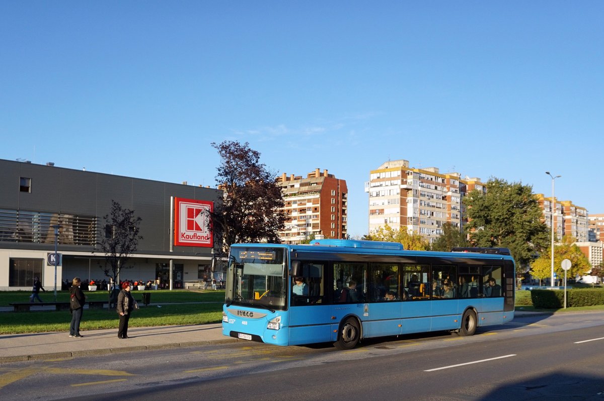 Kroatien / Bus Zagreb / Autobus Zagreb / Zagrebački Električni Tramvaj (ZET): Iveco Urbanway 12M - Wagen 403, aufgenommen im Oktober 2017 an der Haltestelle  Sopot  im Stadtgebiet von Zagreb.