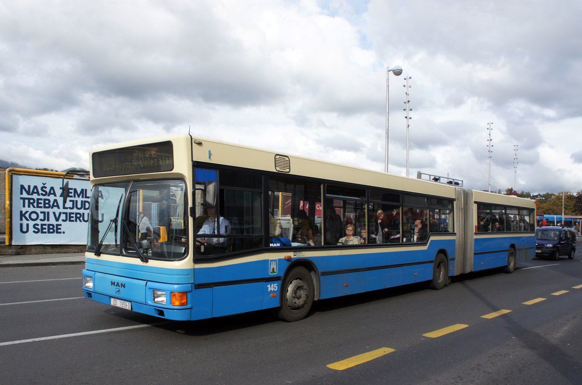 Kroatien / Bus Zagreb / Autobus Zagreb / Zagrebački Električni Tramvaj (ZET): MAN NG - Wagen 145, aufgenommen im Oktober 2017 an der Haltestelle  Črnomerec  im Stadtgebiet von Zagreb.