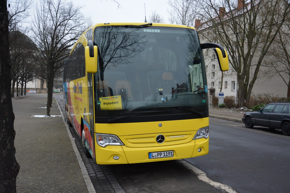 L-PP 1191 steht am 07.02.2015 in Potsdam am Bassinplatz. Aufgenommen wurde ein Mercedes Benz Travego.
