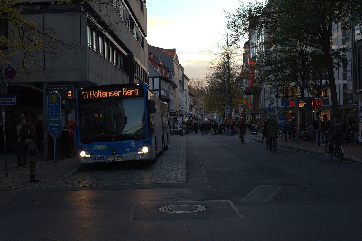 Linie 11 zum Holtenser Berg an der Haltestelle Weender Str. Ost. Göttingen 17.11.2017 16:48 Uhr