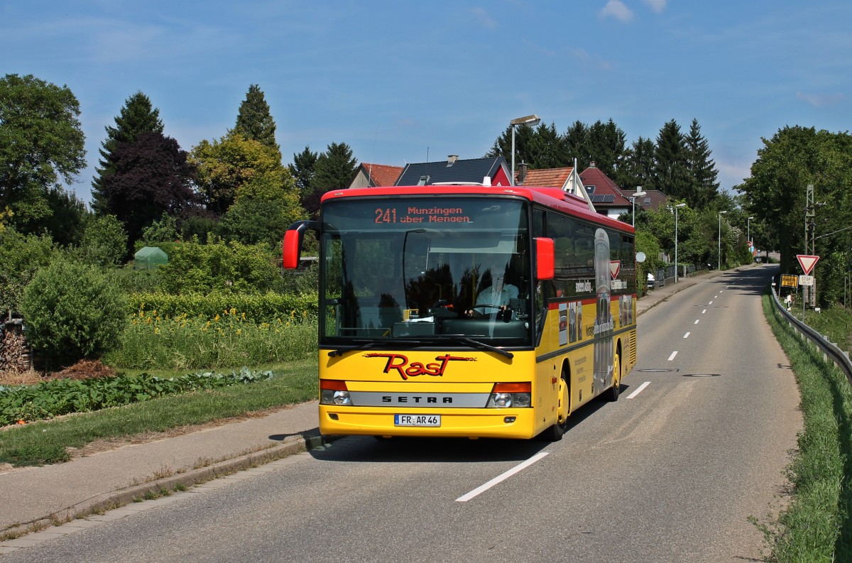 Linie 241 nach Munzingen am 15.08.2013 am Ortsrand von Schallstadt. (Setra 415 UL von Rast-Reisen)