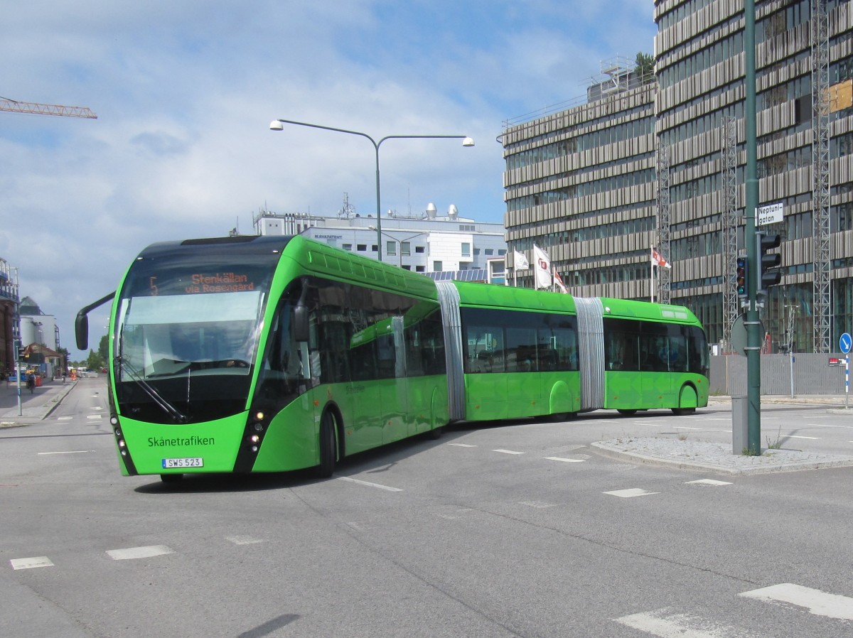 Linie 5 der Skanetrafiken Richtung Stenkällan am 23.06.2014 bei der Anfahrt zum Hauptbahnhof Malmö. 