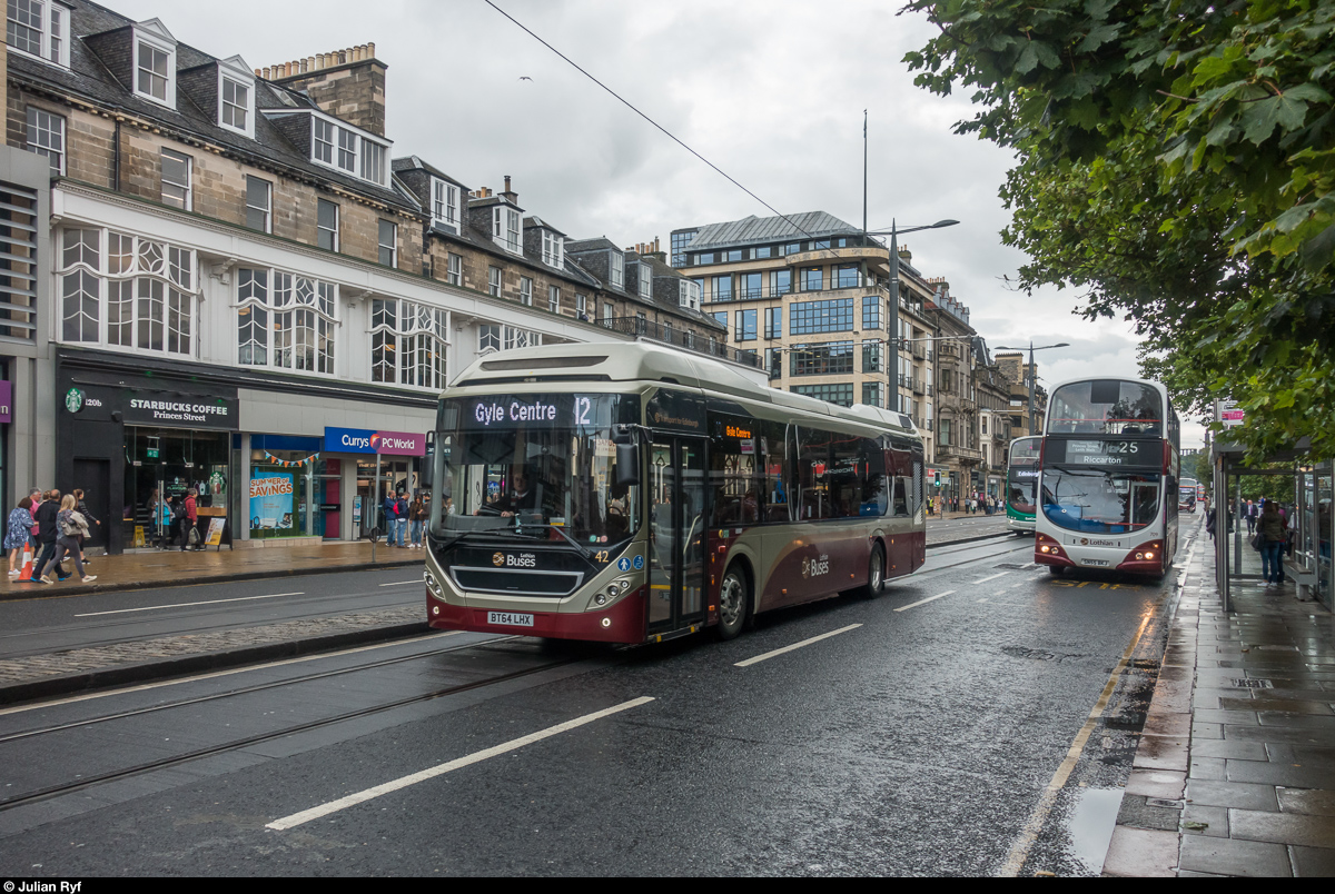 Lothian Buses Volvo 7900 Hybrid auf der Linie 12 und ein Volvo B5LH als Linie 25 am 23. August 2017 in der Princes Street in Edinburgh.