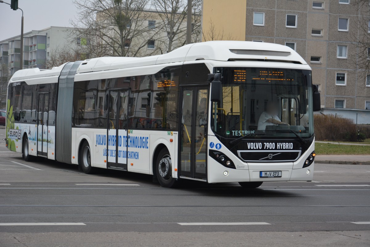 M-V 373 (Volvo Hybrid 7900) fährt am 10.03.2015 auf seiner Stammlinie 690. Aufgenommen an der Max-Born-Straße.
