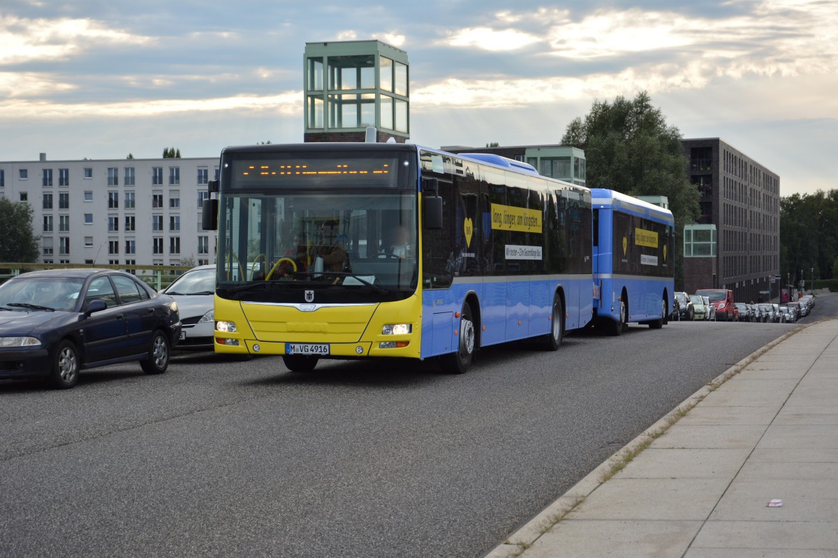 M-VG 4916 ist am 03.09.2015 zum Test auf der BVG Linie 236. Aufgenommen wurde ein MAN Lion's City mit Göppel Anhänger / Berlin Spandauer-See-Brücke.
