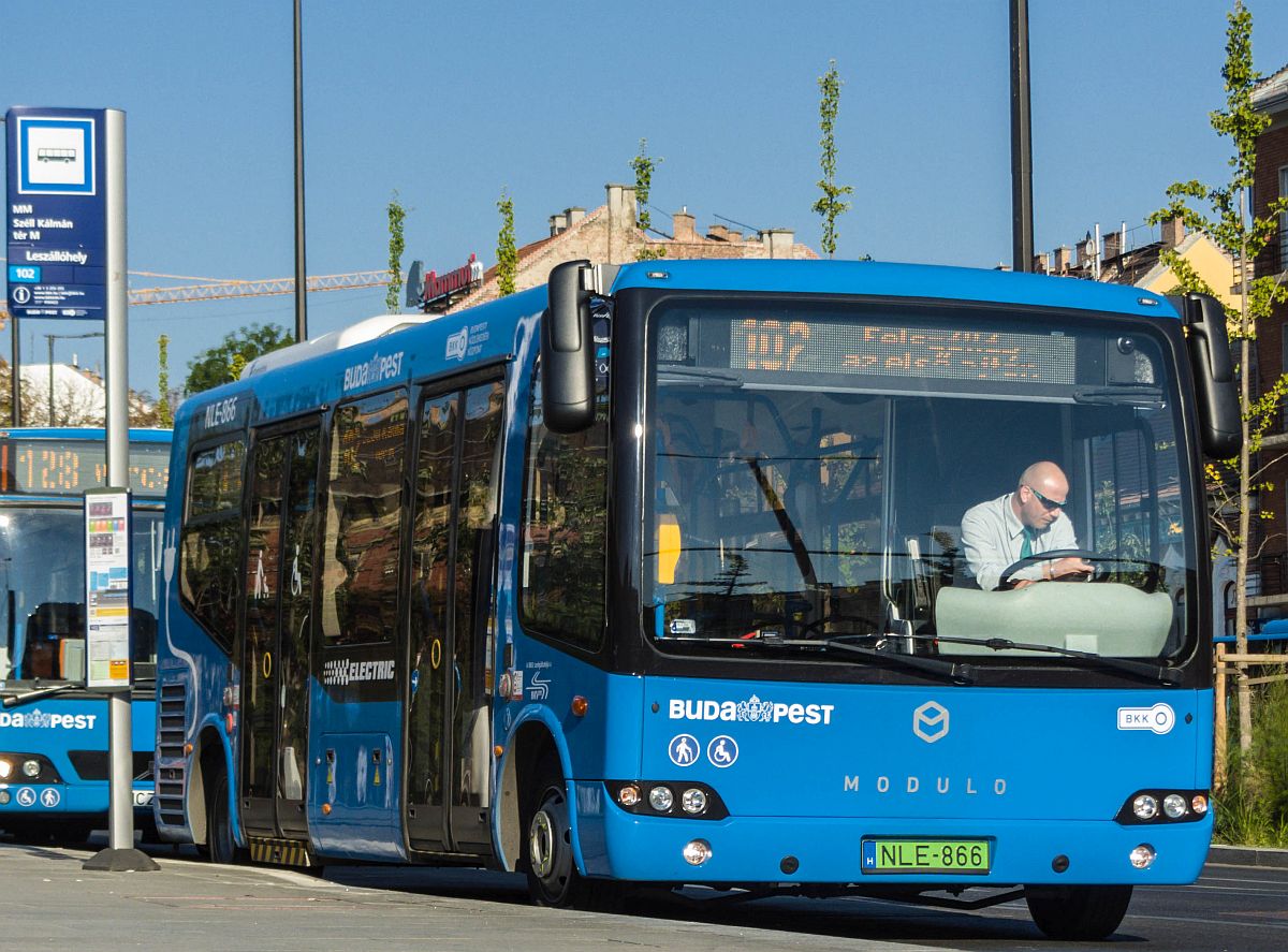 Mabi-Bus Modulo C68 am 28.08.2016 in Budapest Széll Kálmán tér. Die alte Ikarus 405-er Busse wurden teilweise auf solche Wagen getauscht. Vom grünen Kennzeichen kann man es gut erkennen dass es sich entweder um ein Plug-in Hybrid- oder Elektrowagen handelt. Nach meines Wissens ist der abgelichtete Exemplar ein reiner Elektrobus.
