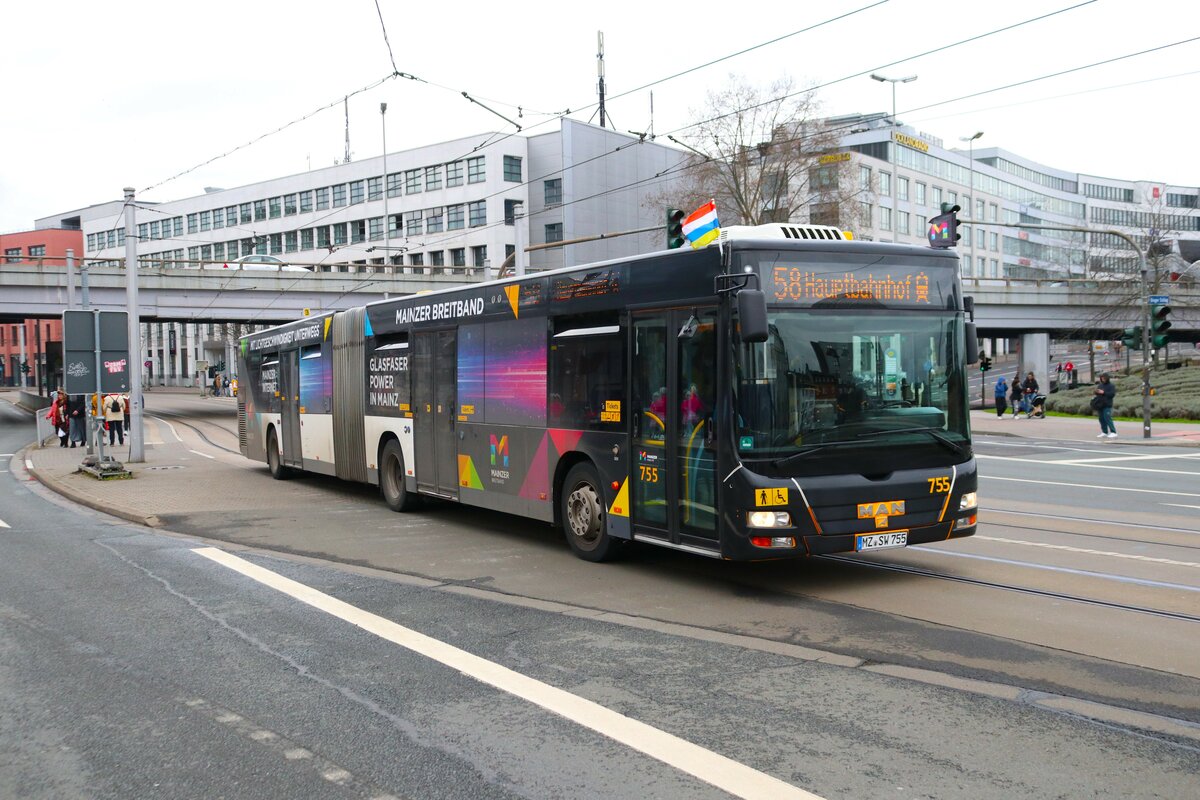 Mainzer Mobilität MAN Lions City G Wagen 755 am 12.02.24 in Mainz Hauptbahnhof