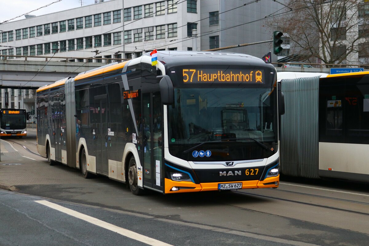Mainzer Mobilität MAN Lions E City Wagen 627 am 12.02.24 in Mainz Hauptbahnhof