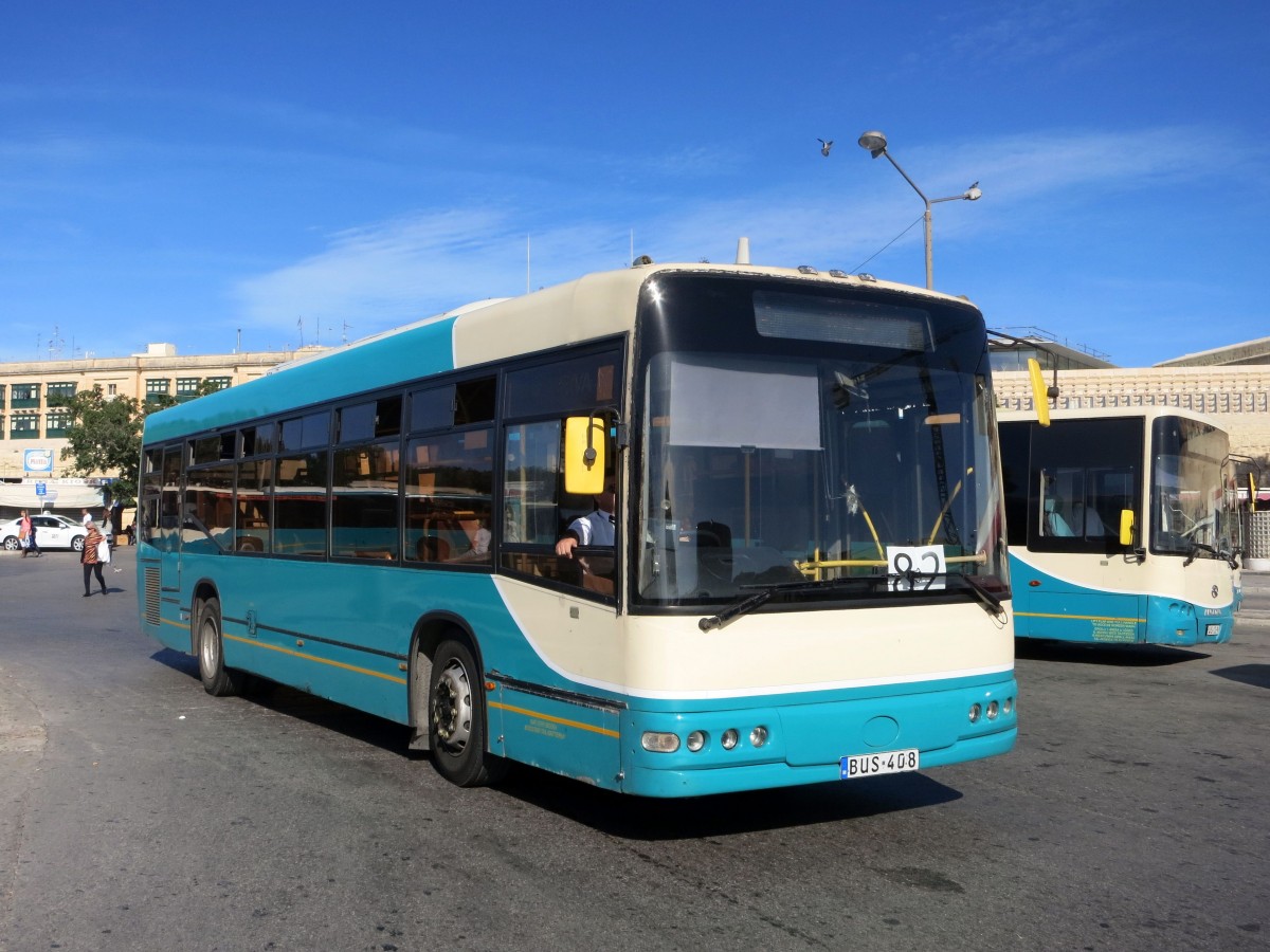 Malta / Valletta: Ein Bus des Herstellers King Long mit der Wagennummer 408 von Malta Public Transport (noch in Arriva- Lackierung), aufgenommen im November 2014 in der Innenstadt (Tritonenbrunnen) am Busbahnhof von Valletta. 