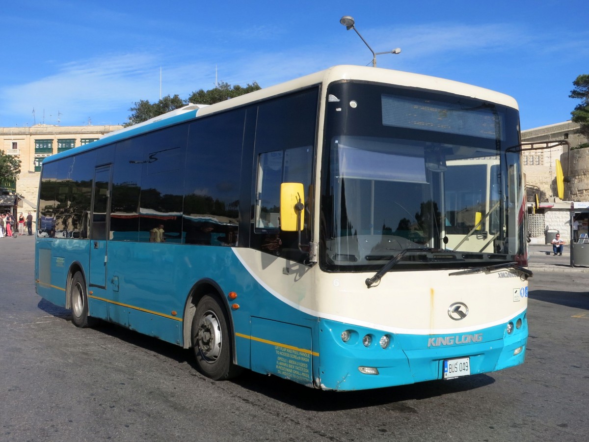 Malta / Valletta: Ein Bus des Herstellers King Long mit der Wagennummer 049 von Malta Public Transport (noch in Arriva- Lackierung), aufgenommen im November 2014 in der Innenstadt (Tritonenbrunnen) am Busbahnhof von Valletta. 
