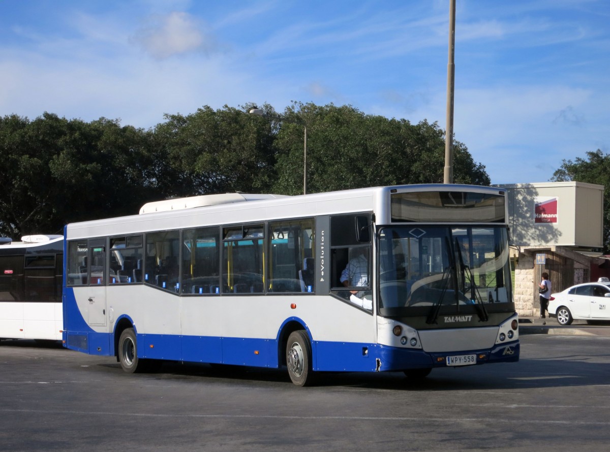Malta / Valletta: MCV eVolution des Unternehmens TAL-WATT aus Żabbar, aufgenommen im November 2014 in der Innenstadt (Tritonenbrunnen) am Busbahnhof von Valletta.