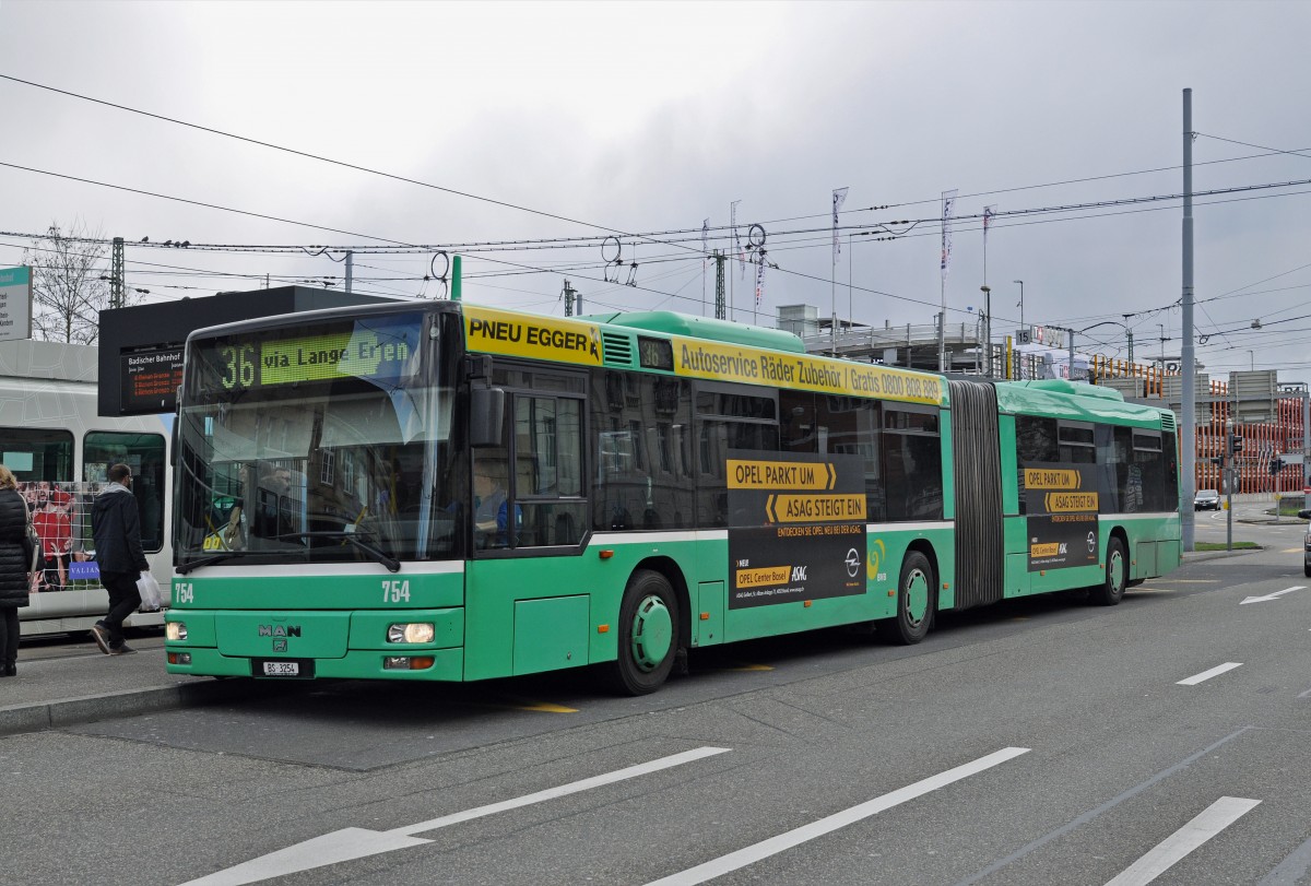 MAN Bus 754 auf der Linie 36 bedient die Haltestelle am Badischen Bahnhof. Die Aufnahme stammt vom 05.04.2015.