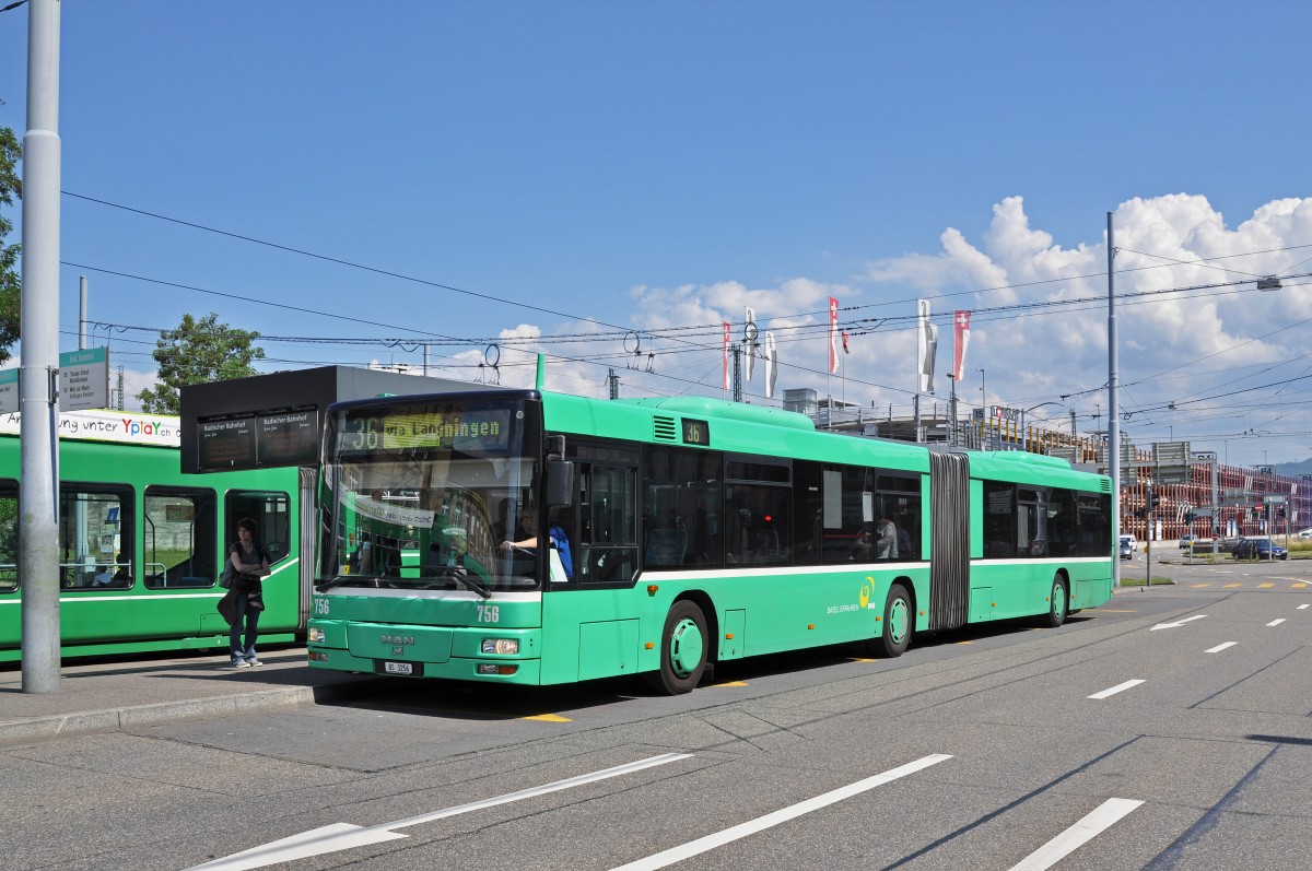 MAN Bus 756 auf der Linie 36 bedient die Haltestelle am Badischen Bahnhof. Die Aufnahme stammt vom 27.06.2015.