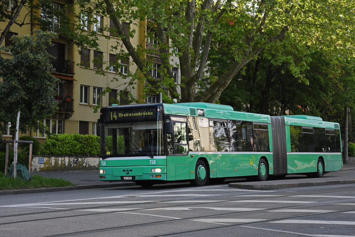 MAN Bus 758, auf der Tramersatzlinie 14, die wegen einer Grossbaustelle nicht mit Tramzügen fahren kann, fährt am 17.05.2023 zur Endstation am Aeschenplatz.
