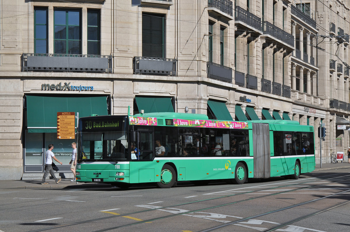 MAN Bus 760, auf der Linie 30, fährt zur Haltestelle Steinenschanze. Die Aufnahme stammt vom 26.08.2015.
