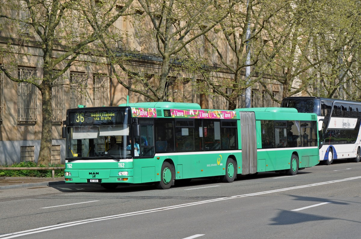 MAN Bus 762 auf der Linie 36 fährt zur Haltestelle am Badischen Bahnhof. Die Aufnahme stammt vom 18.04.2015.