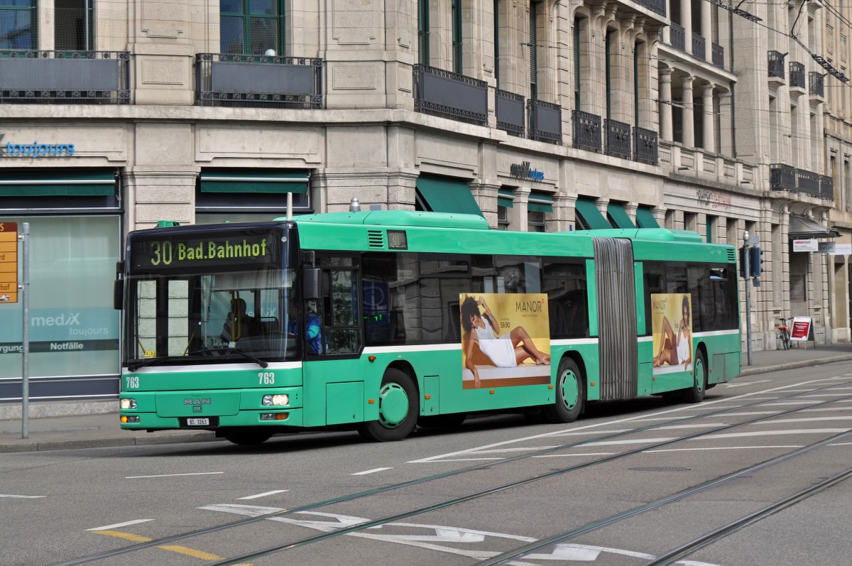 MAN Bus 763 auf der Linie 30 fährt zur Haltestelle Steinenschanze. Die Aufnahme stammt vom 06.05.2015.