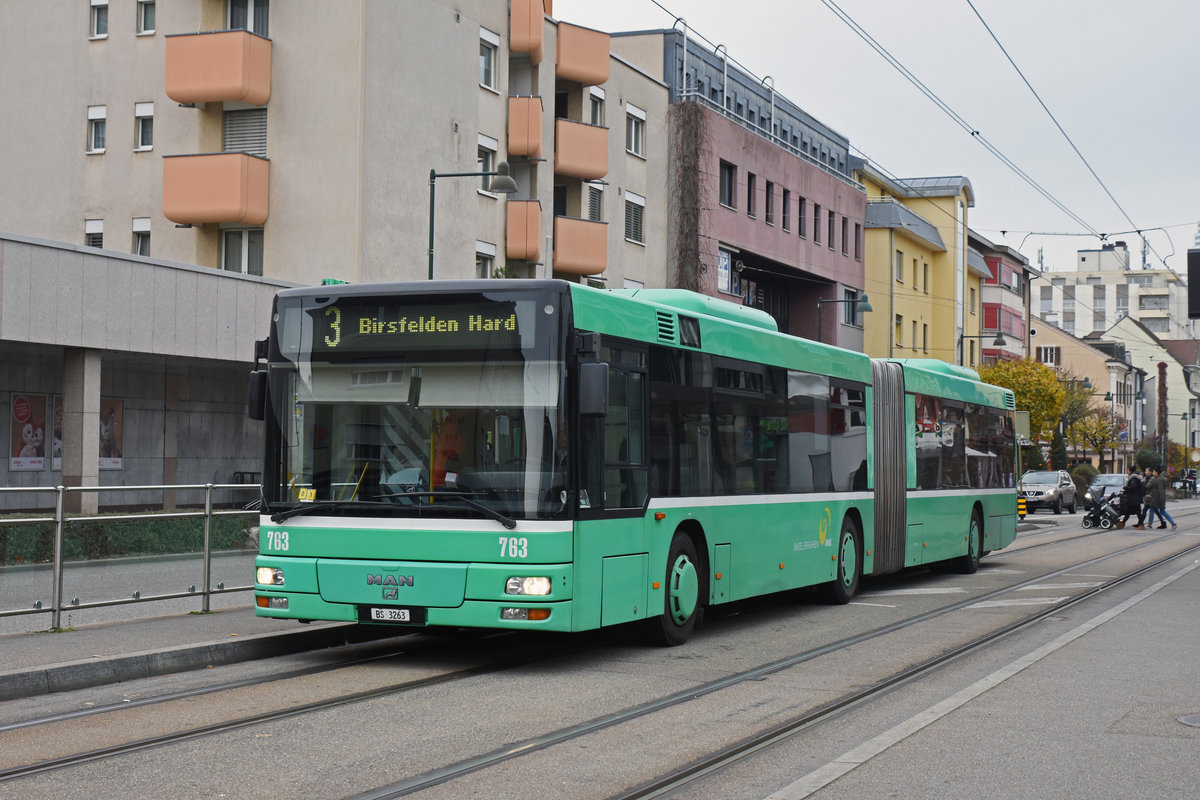 MAN Bus 763 im Einsatz als Tramersatz auf der Linie 3, die wegen einer Baustelle nicht nach Birsfelden verkehren kann. Hier bedient der Bus die Haltestelle Schulstrasse. Die Aufnahme stammt vom 23.11.2018.