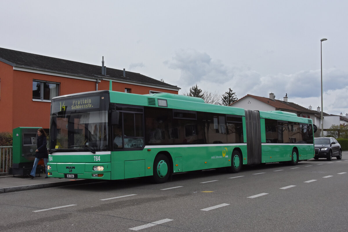 MAN Bus 764, auf der Tramersatzlinie 14, die wegen einer Grossbaustelle nicht mit Tramzügen fahren kann, bedient am 11.04.2023 die provisorische Haltestelle Freidorf.