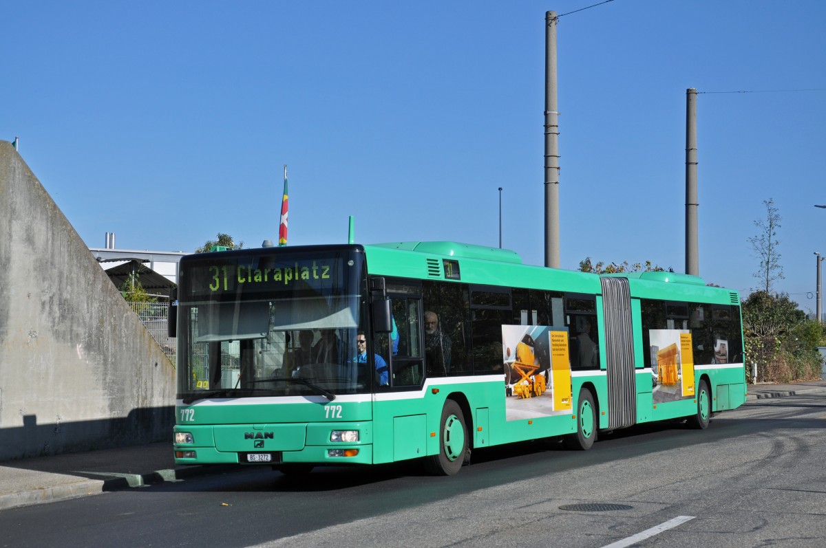 MAN Bus 772 auf der Linie 31 fährt zur Haltestelle Tinguely Museum. Die Aufnahme stammt vom 31.10.2014.