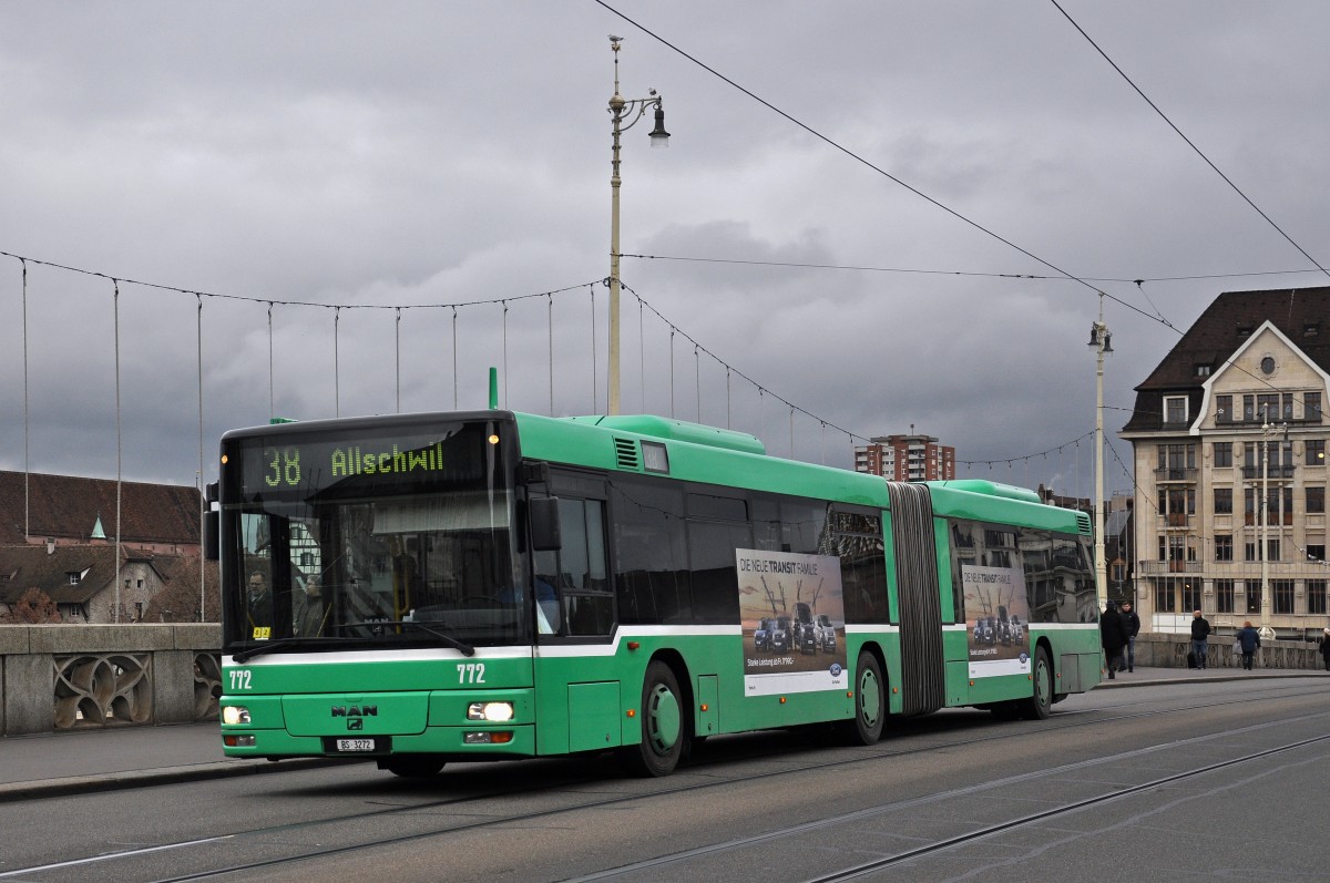 MAN Bus 772 auf der Linie 38 überquert die Mittlere Rheinbrücke. Die Aufnahme stammt vom 08.12.2014.