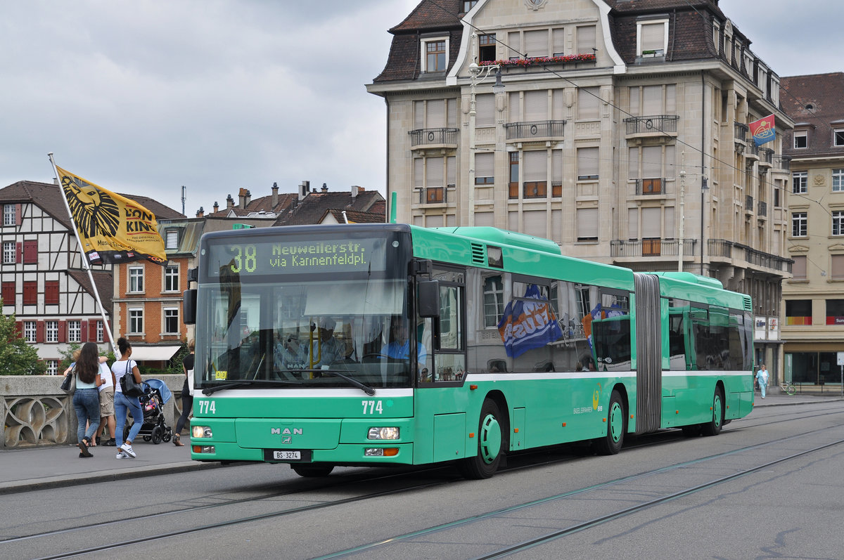 MAN Bus 774, auf der Linie 38, überquert die Mittlere Rheinbrücke. Die Aufnahme stammt vom 09.08.2015.