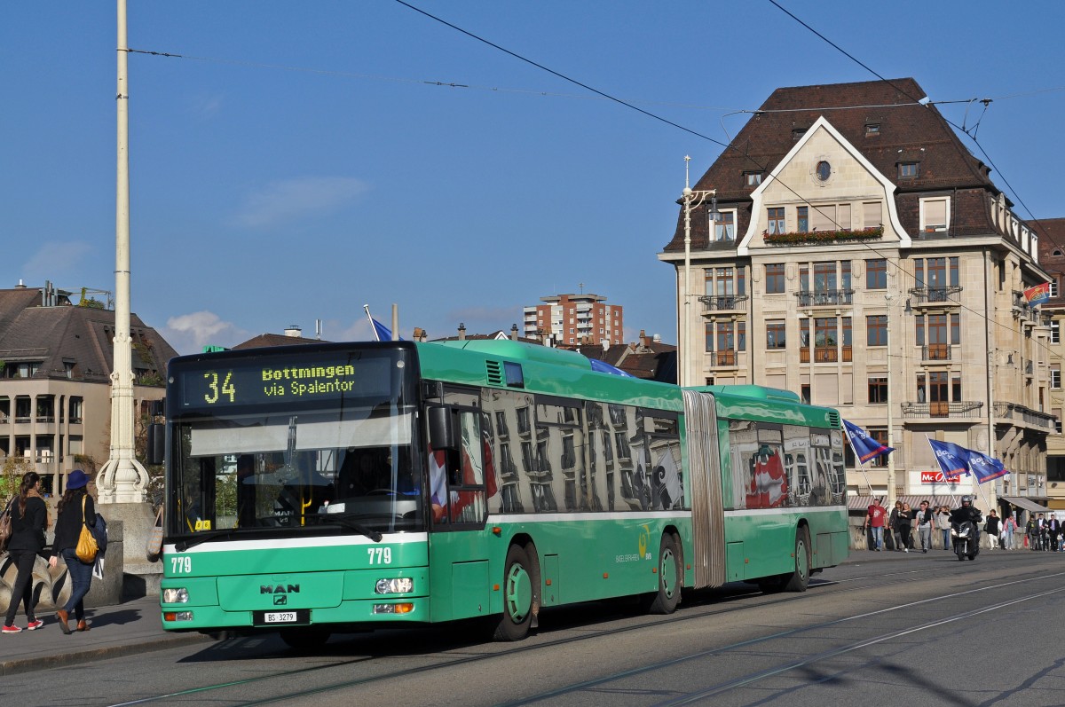 MAN Bus 779 auf der Linie 34 überquert die Mittlere Rheinrücke. Die Aufnahme stammt vom 29.10.2014.