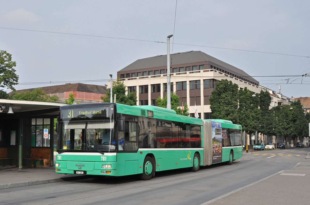 MAN Bus 781, auf der Linie 31, bedient die Haltestelle am Wettsteinplatz. Die Aufnahme stammt vom 09.08.2015.