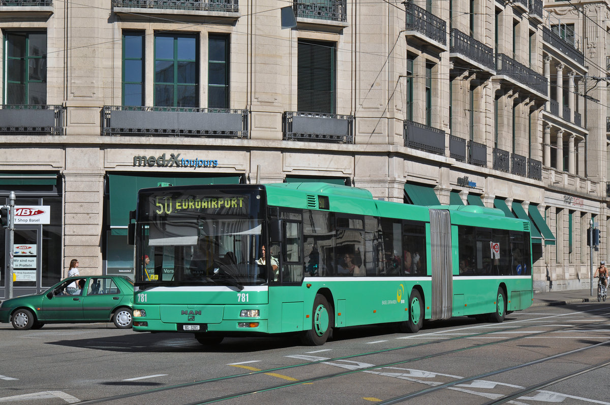 MAN Bus 781, auf der Linie 50, fährt zur Haltestelle am Brausebad. Die Aufnahme stammt vom 26.08.2015. 