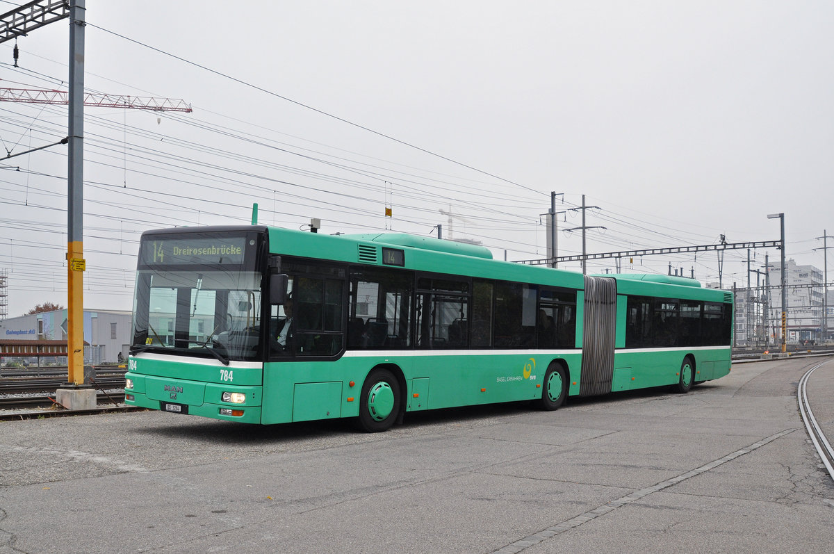 MAN Bus 784 steht als Tramersatz auf der Linie 14 im Einsatz. Hier bedient der Bus die Haltestelle Gempenstrasse. Die Aufnahme stammt vom 28.10.2016.
