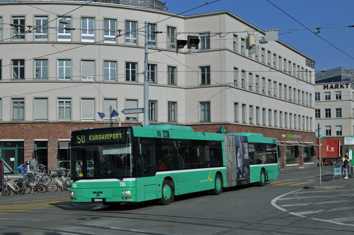 MAN Bus 785 auf der Linie 50 fährt von der Markthalle Richtung Haltestelle am Brausebad. Die Aufnahme stammt vom 13.03.2015.