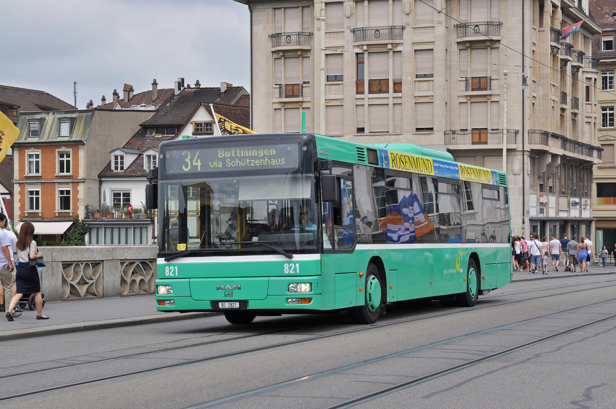 MAN Bus 821, auf der Linie 34, überquert die Mittlere Rheinbrücke. Die Aufnahme stammt vom 09.08.2015.