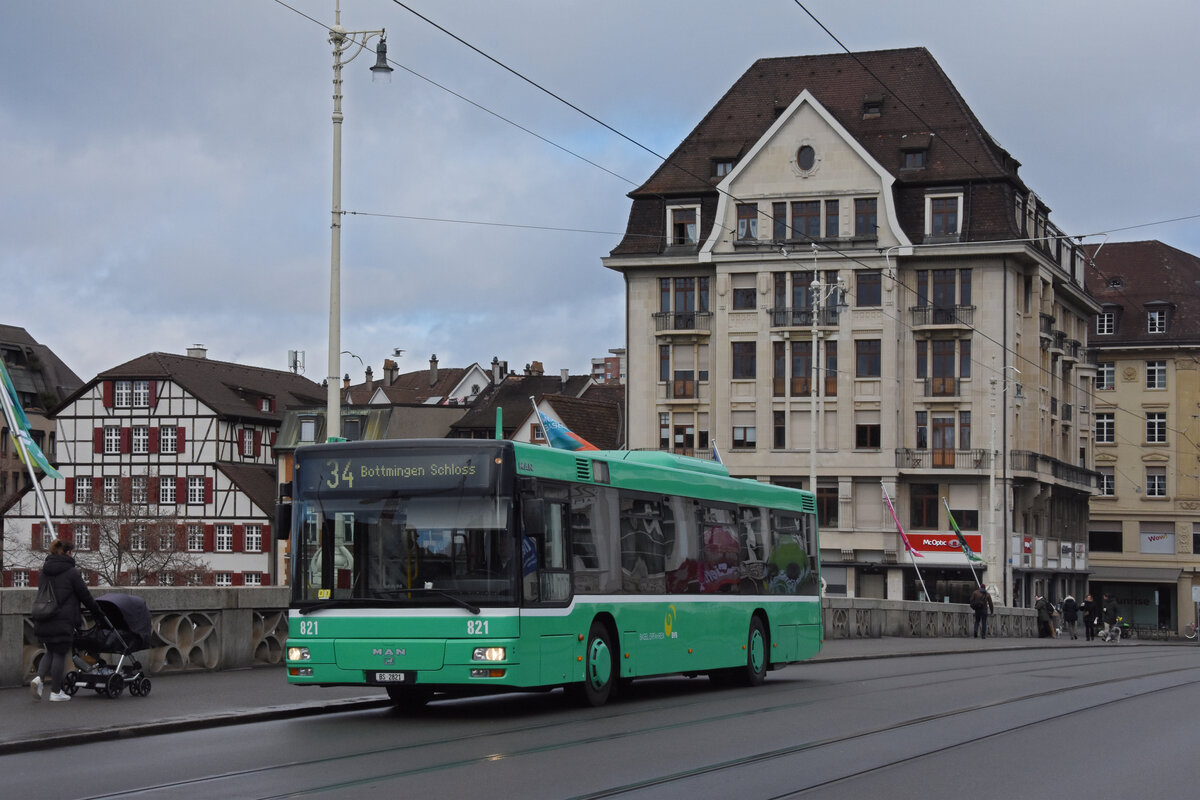 MAN Bus 821, auf der Linie 34, überquert die Mittlere Rheinbrücke. Die Aufnahme stammt vom 30.01.2022.