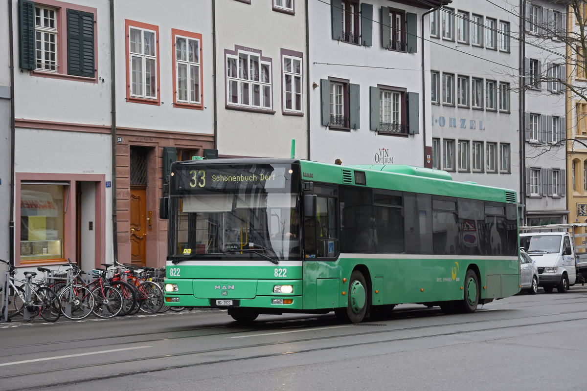 MAN Bus 822, auf der Linie 33, fährt zur Haltestelle Universitätsspital. Die Aufnahme stammt vom 27.01.2021.